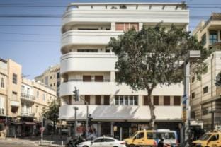 Homey 2 BR Apt w Spacious Balcony 5-min from Beach Apartment in Tel Aviv-Yafo