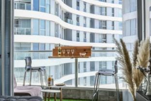 Modern Duplex with Sea View & Mamad Apartment in Tel Aviv-Yafo