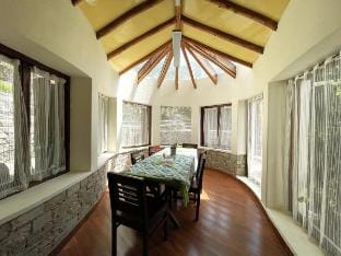 Three Oaks: Fresh air, great food, and games Villa in Uttarakhand