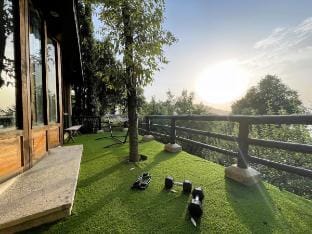 Three Oaks: Fresh air, great food, and games Villa in Uttarakhand