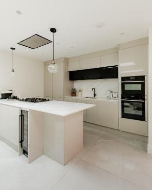 The Grand Royal Kilburn House - 4BR/3BR w Parking Vacation rental in London Borough of Camden