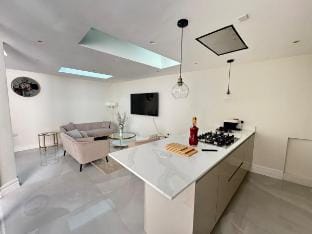 The Grand Royal Kilburn House - 4BR/3BR w Parking Vacation rental in London Borough of Camden