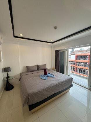 Pattaya near the sea near the city serviced  Apartment in Pattaya City