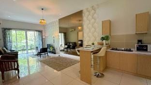 Condo Retreat @ The Haven . Lakeside Ground Unit Apartment in Perak