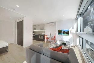 Stylish & Cozy CBD Stay, Steps from Southern Cross Vacation rental in Melbourne