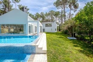 AROEIRA MODERN GRAND VILLA WITH POOL by Homing Villa in Setubal District