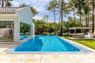 AROEIRA MODERN GRAND VILLA WITH POOL by Homing Villa in Setubal District