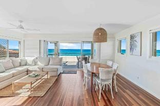 Albatross Beachfront 3 Bedroom Apartment Vacation rental in Mermaid Beach