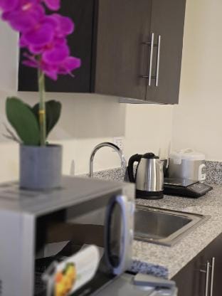 CasaDePorch- Cozy Petfriendly Staycation with Netflix and Payparking Apartment in Pasig