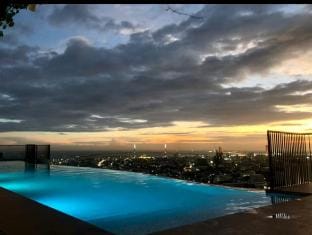 Calyx Residences with Rooftop Infinity Pool Vacation rental in Lapu-Lapu City
