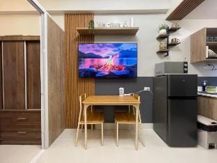 Bright & Stylish Condo w/ Pool View + Balcony Apartment in Lapu-Lapu City