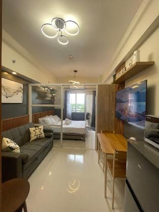 Bright & Stylish Condo w/ Pool View + Balcony Apartment in Lapu-Lapu City