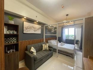 Bright & Stylish Condo w/ Pool View + Balcony Apartment in Lapu-Lapu City