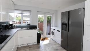 Modern 2 bed house in Enfield with private parking Vacation rental in Enfield