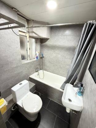 Double room with private bathroom near MTR 707 Vacation rental in Hong Kong