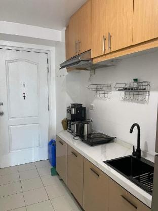 Manila apt near DSLU, MOA, Makati, US Embassy Apartment in Manila City