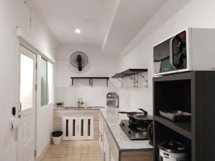 Bathtub Relax 2 Storey House / 3 BDR Vacation rental in Thep Krasatti