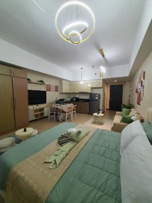 Cozy Unit near Venice Grand Canal Mall w/ Netflix Vacation rental in Makati