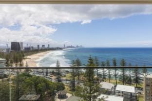 Beachfront Luxury on Burleigh Hill – Casa del Mar Apartment in Burleigh Heads