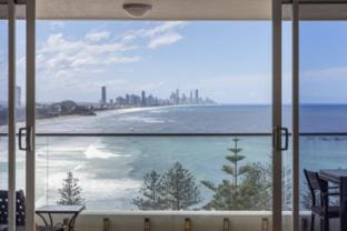 Beachfront Luxury on Burleigh Hill – Casa del Mar Apartment in Burleigh Heads