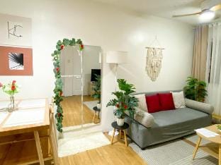 Cozy 1BR | Spacious Living Room + Wi-Fi & Netflix Apartment in Pasig