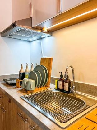 Cozy Unit w/balcony + 400 mbps Wifi + 65 inches TV Apartment in Cebu City