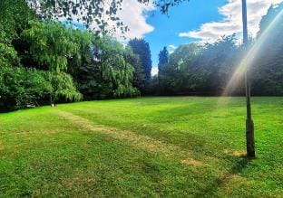 Comfy + Cosy 1BR Flat w Balcony + Free Parking Vacation rental in Nottingham