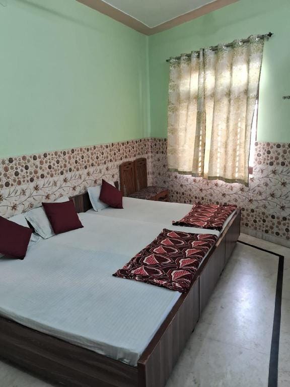 Maa Saraswati Atithi Bhawan Hotel in Uttar Pradesh