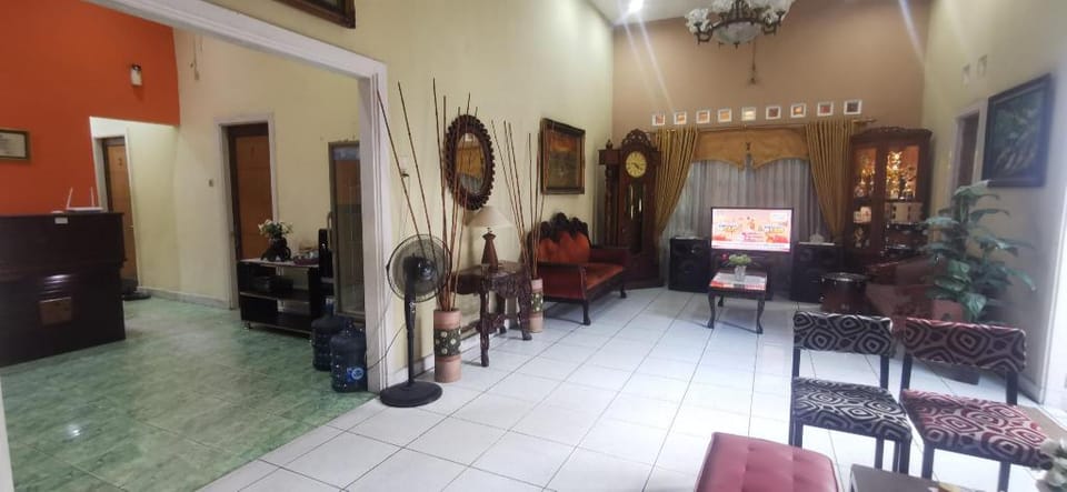 OYO 94671 Classic Guesthouse Hotel in Indonesia