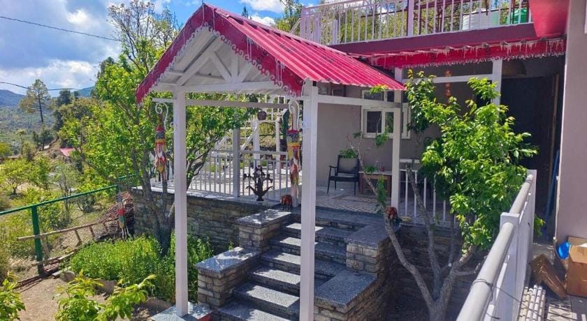 Nature's Vibe Stays Mukteshwar- 4 BHK Holiday Home Hotel in Uttarakhand