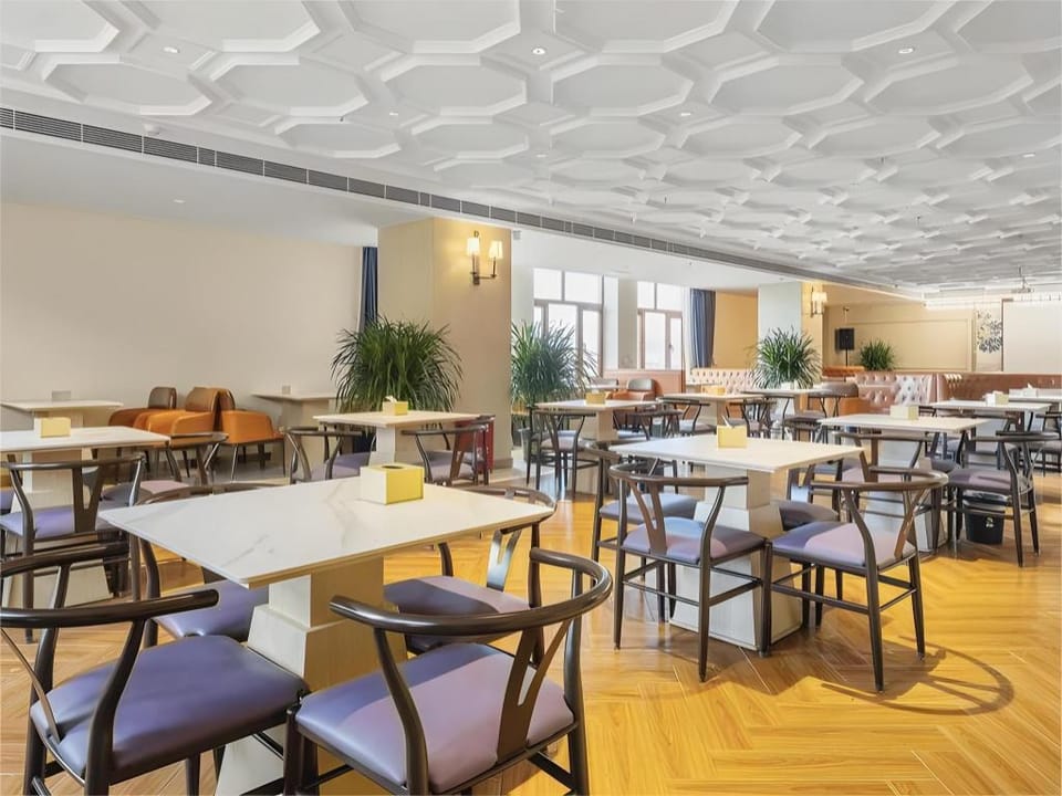 Vienna International Hotel Ali Sacred Mountain Hotel in China