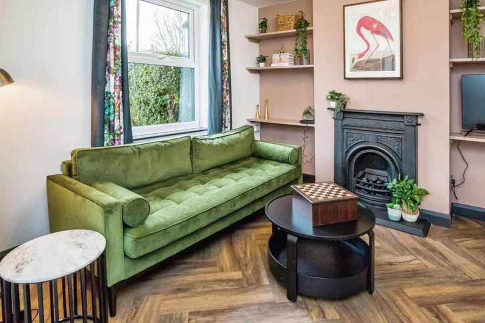 Cottage By Canal and Centre By Cheshire Escapes Vacation rental in Chester