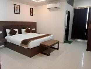 the rudraksh hotel Hotel in Uttar Pradesh