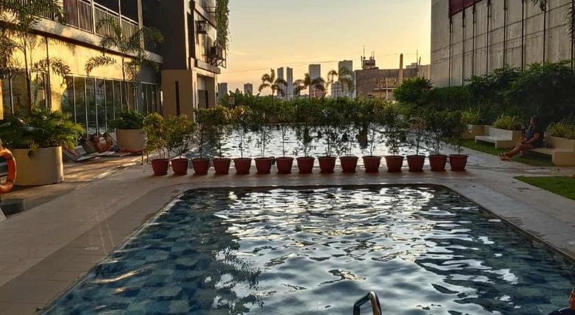 RED RESIDENCES MAKATI By ARQ Staycation Hotel in Pasay
