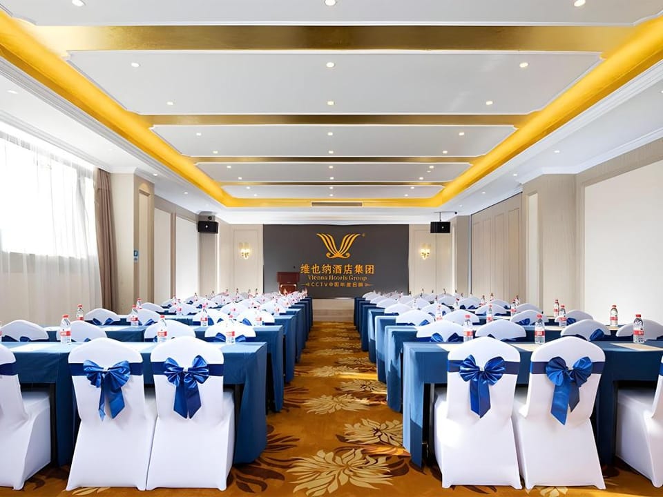 Vienna International Hotel Xijing Hospital Hujia Temple Metro Station Hotel in Xian