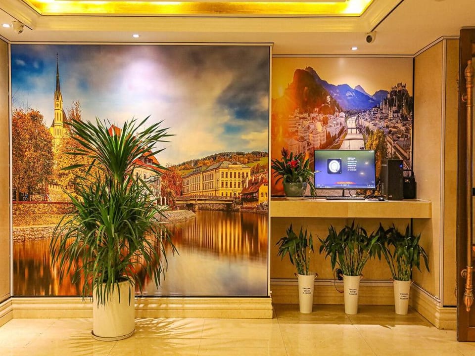 Vienna Classic Hotel Qingdao Railway Station Taishan Road Metro Station Hotel in Qingdao