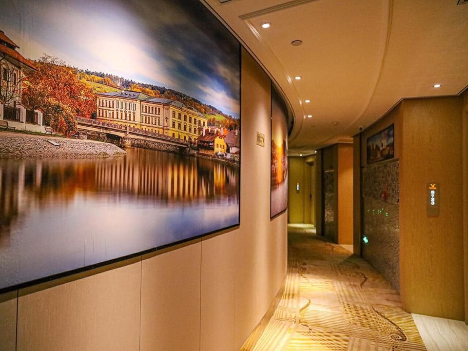 Vienna Classic Hotel Qingdao Railway Station Taishan Road Metro Station Hotel in Qingdao