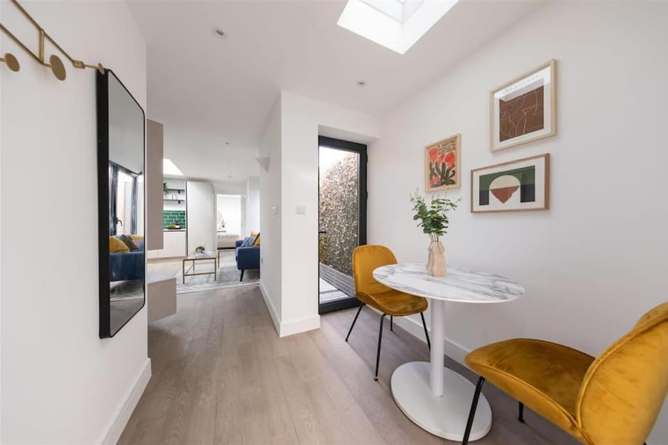 Cozy Leyton House with Garden and Small Terrace Apartment in London
