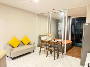 Bright 1-Bed City Pad | Rama 9 Night-Market Zone Apartment in Bangkok