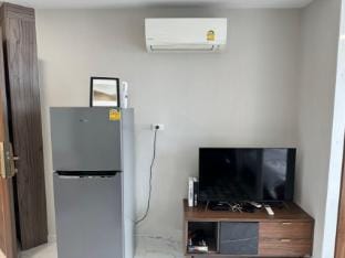 Chic 1-BR Suite w/ Infinity Pool & 200 Mbps Wi-Fi Apartment in Bangkok