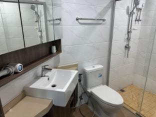 Chic 1-BR Suite w/ Infinity Pool & 200 Mbps Wi-Fi Apartment in Bangkok