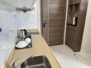 Chic 1-BR Suite w/ Infinity Pool & 200 Mbps Wi-Fi Apartment in Bangkok