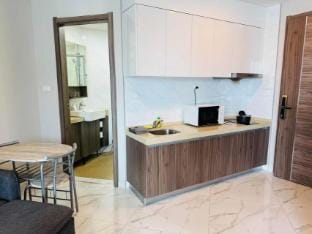 Skyline Chic 1-BR @ Artisan  | Pool • Gym • MRT Apartment in Bangkok