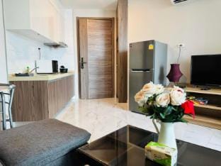 Skyline Chic 1-BR @ Artisan  | Pool • Gym • MRT Apartment in Bangkok