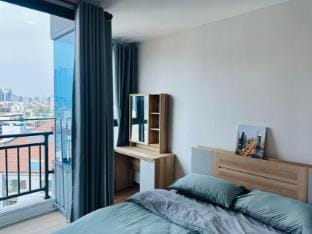 Skyline Chic 1-BR @ Artisan  | Pool • Gym • MRT Apartment in Bangkok