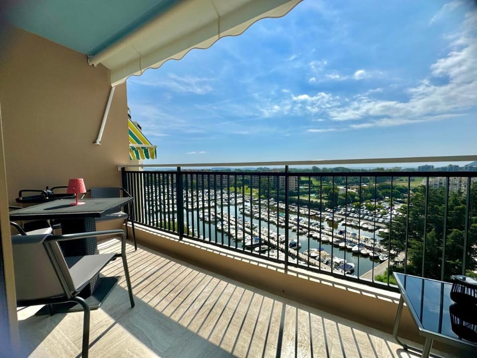 My Resid Appart Cannes Marina vue piscine Apartment in Mandelieu-La Napoule