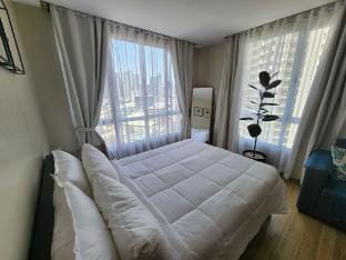 Cozy 1BR Condo in Mandaluyong City with City Skyline View Apartment in Mandaluyong