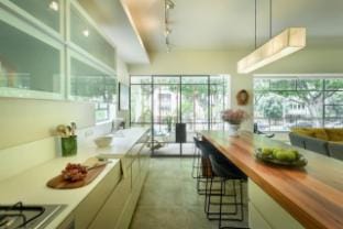 Spacious & Green 3BR Apt w Balcony in City Center Apartment in Tel Aviv-Yafo