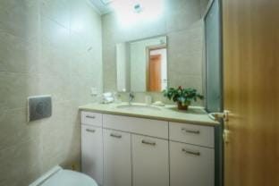 Chic 3BR Apt with Balcony, Mamad Apartment in Tel Aviv-Yafo