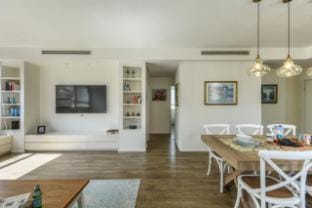 Chic 2BR Apt w Large Windows in Tel Aviv Old North Apartment in Tel Aviv-Yafo